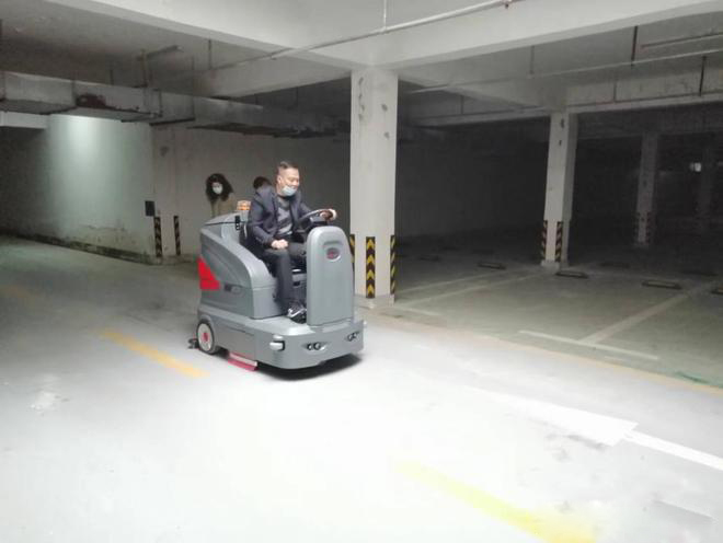 宿州小区物业保洁不用人力改用驾驶式洗地机了